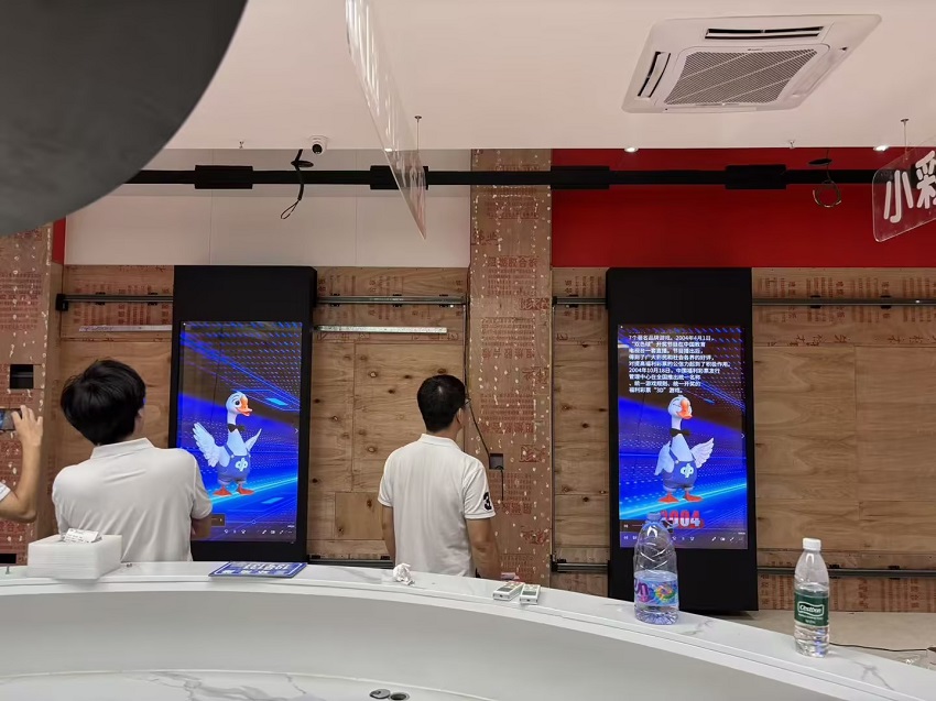 77寸OLED透明屏滑轨屏 77寸OLED透明屏滑轨屏