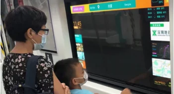 OLED地铁车窗透明屏：未来城市交通的智慧之窗