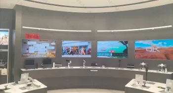 曲面光影，重构品牌体验：影石 Insta360 壹方城旗舰店OLED柔性屏项目纪实