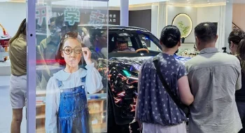 AI 交互赋能车展｜北汽极狐携手起立科技，移动 AI 数字人透明屏打造展台科技新标杆