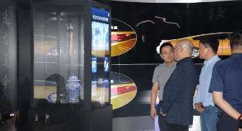 让文物“活”起来！OLED透明展示柜带你领略文化魅力！